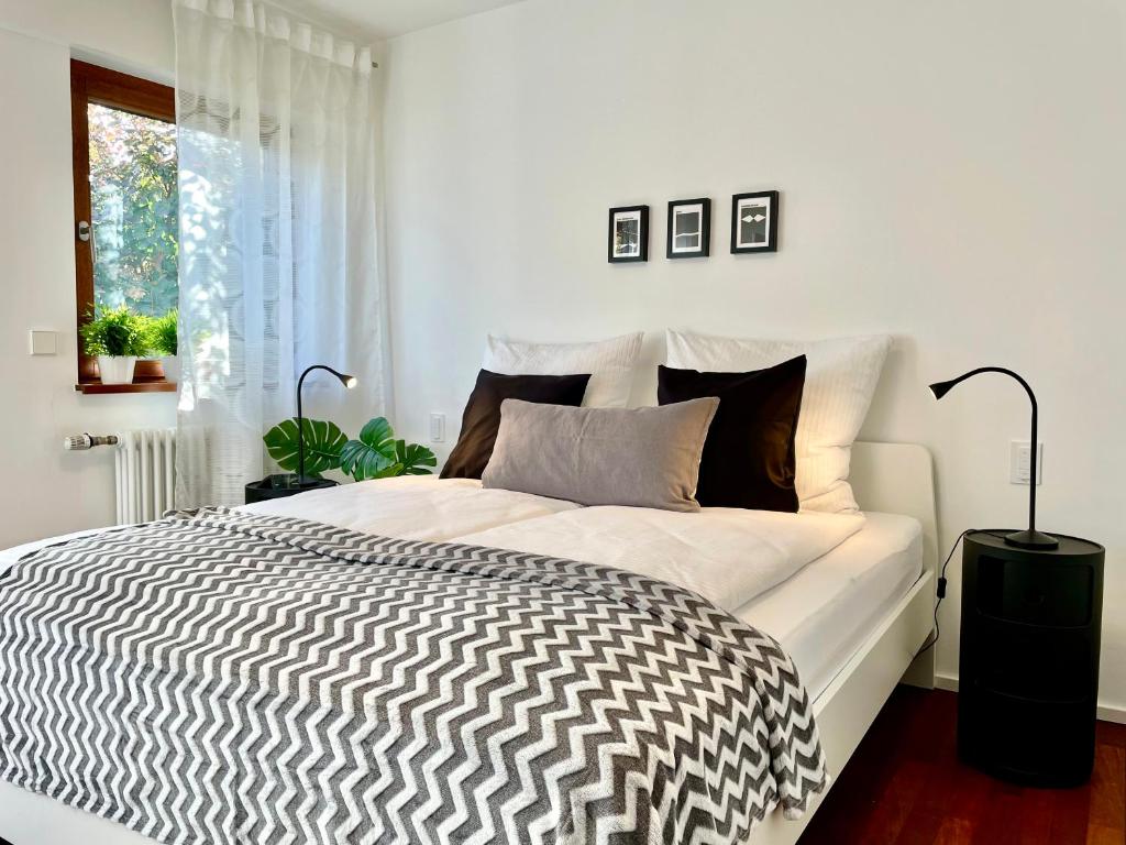 Ένα ή περισσότερα κρεβάτια σε δωμάτιο στο 2-Zi. Apartment 42 qm, an der Friedrichsau/Messe