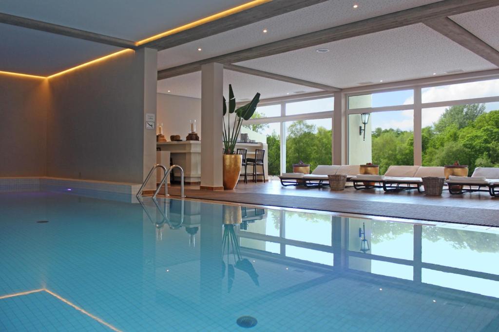 Bazén v ubytování Marina Hotel am Starnberger See nebo v jeho okolí