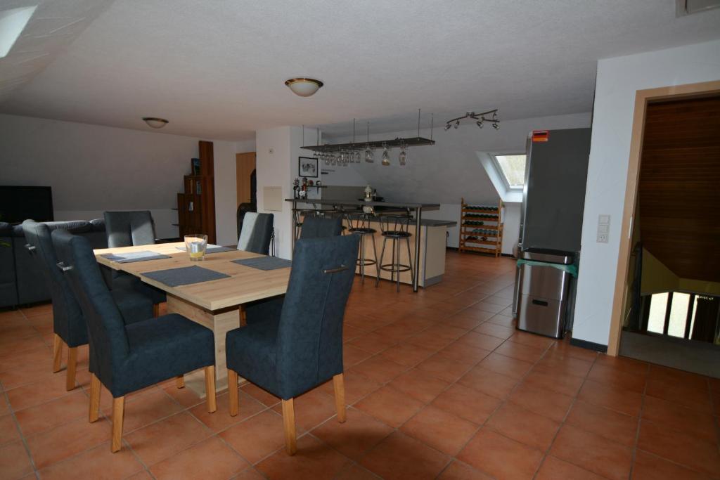 eine Küche und ein Esszimmer mit einem Tisch und Stühlen in der Unterkunft Ferienwohnung Späth in Ludwigswinkel