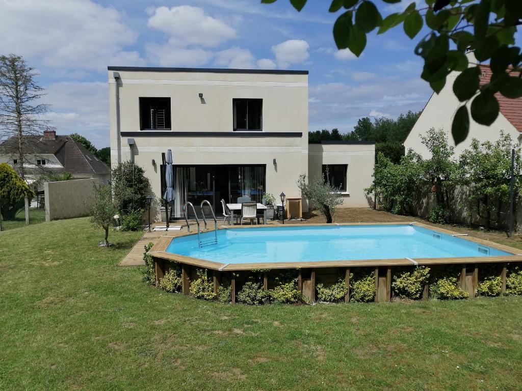 Bazén v ubytování Choisy le Jacuzzi nebo v jeho okolí