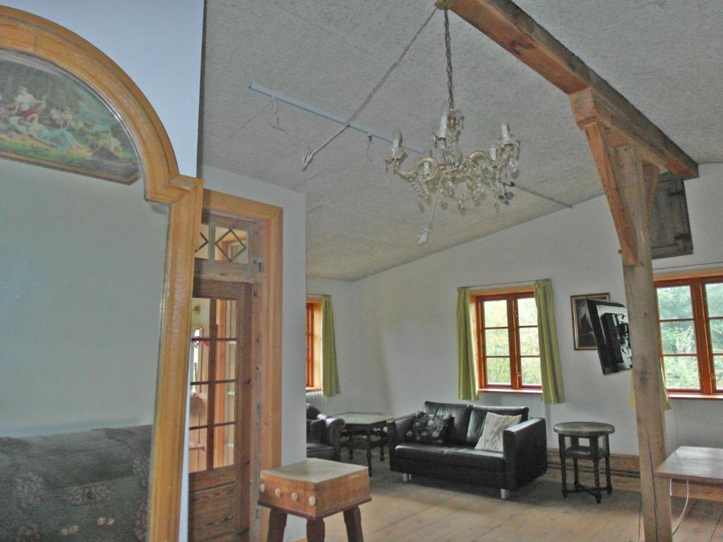 a living room with a couch and a chandelier at Loftwohnung-hell-geraeumig-antik-zentrale-Lage-in-Suederbrarup in Ulsnis