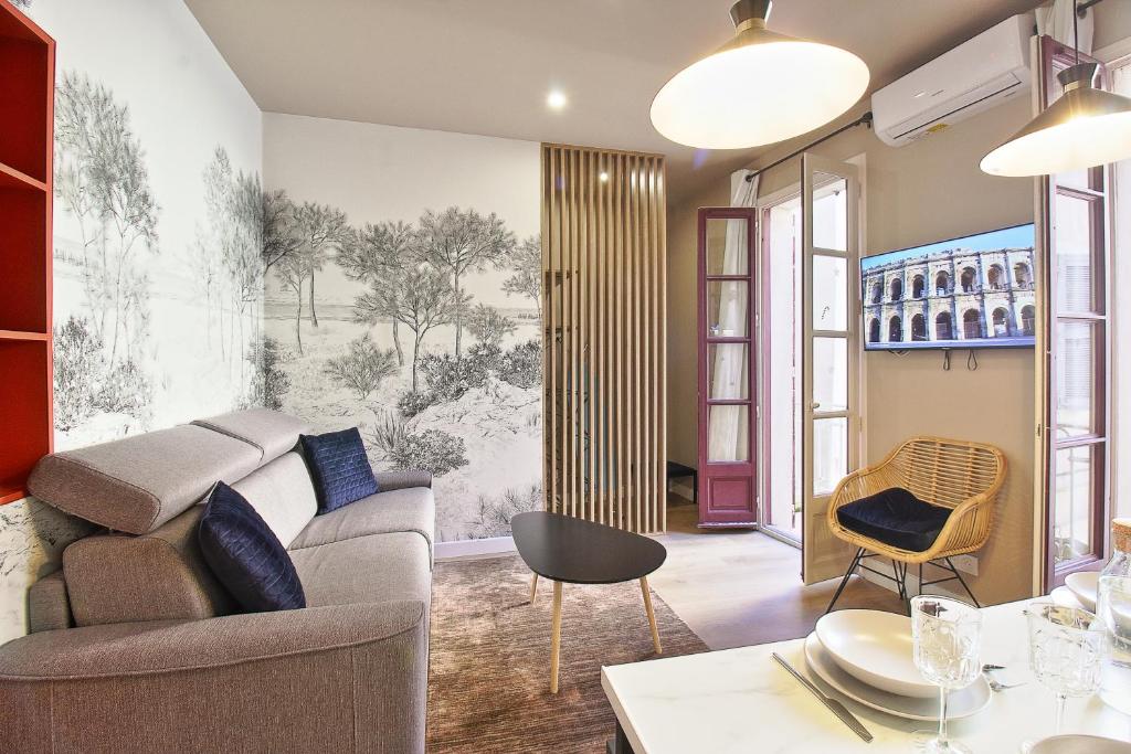 un salon avec un canapé et une table dans l'établissement 060 - Le Littre - Appartement 1 chambre, Central, Proche Maison carrée, Clim, 4personnes, à Nîmes