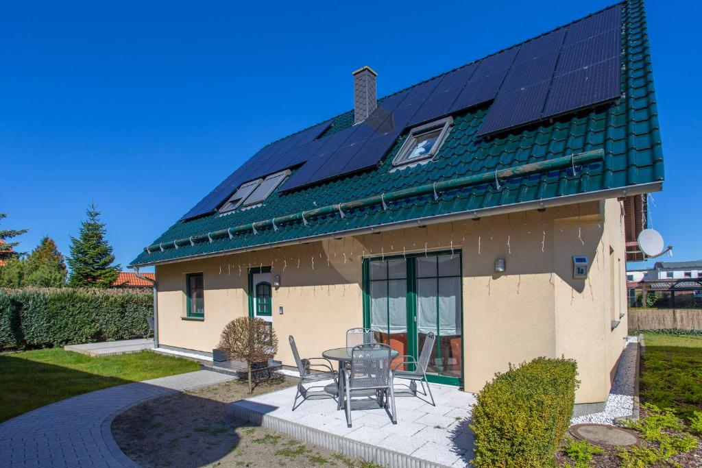 Baabe - Insel Rügen - Ostsee - Ferienwohnung في بابي: منزل على السطح مع لوحات شمسية