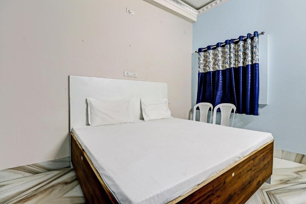Spot ON Hotel Ayush tesisinde bir odada yatak veya yataklar