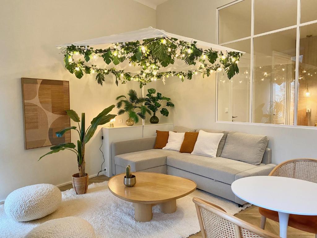 un salon avec un canapé et une table dans l'établissement Coeur de Ville, à Nantes