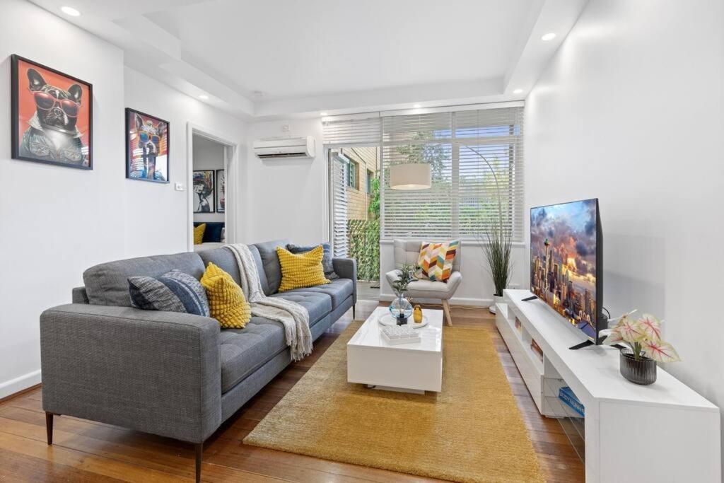 Et tv og/eller underholdning på South Yarra Sleek: Urban Pad