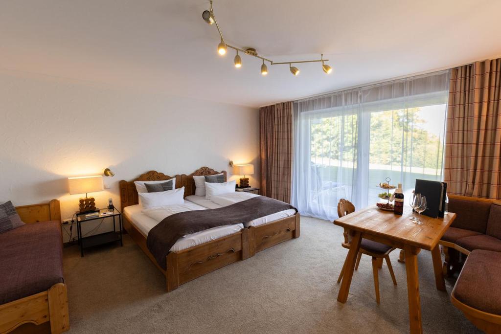 Postel nebo postele na pokoji v ubytování Marina Hotel am Starnberger See