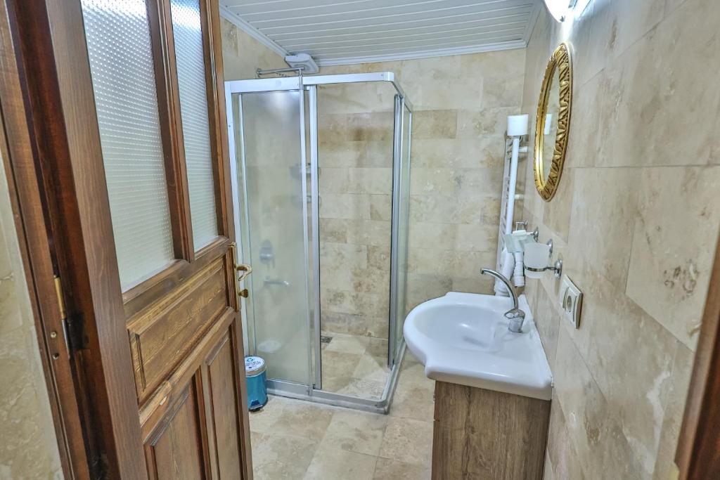 Bedrock Cave Hotel - 17