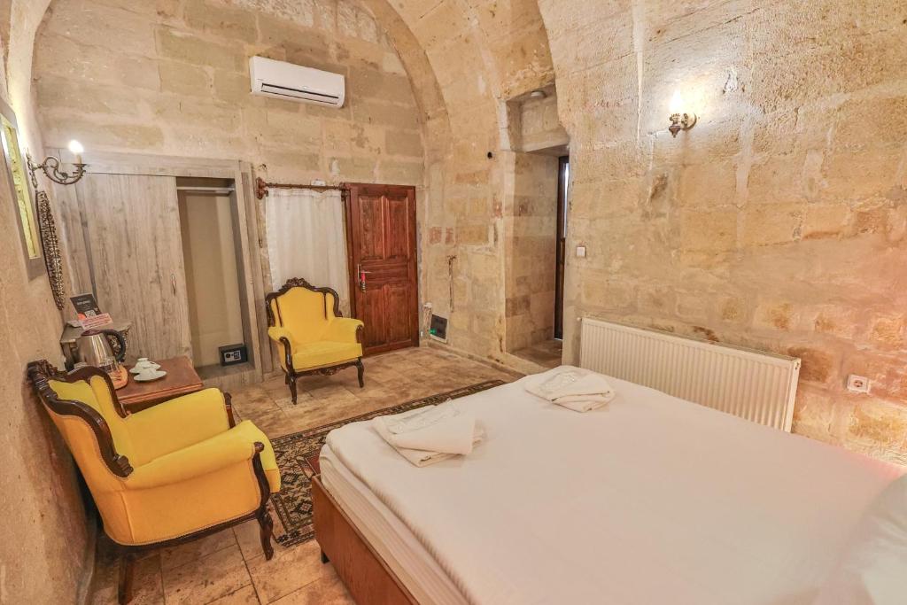 Bedrock Cave Hotel - 3