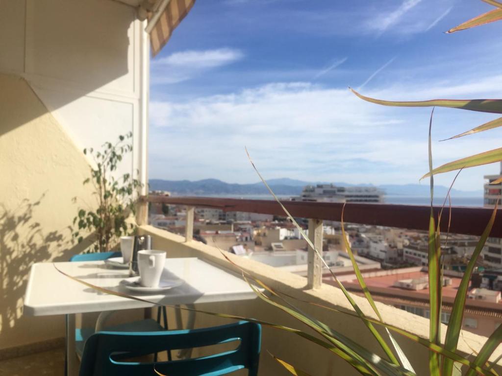 een tafel en stoelen op een balkon met uitzicht bij Apartamento en el centro de Torremolinos in Torremolinos