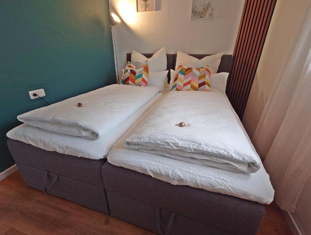 Llit o llits en una habitació de JIRVISTA-Homes, frisch renoviert, voll ausgestattete Wohnung im EG, kontaktloser Zutritt