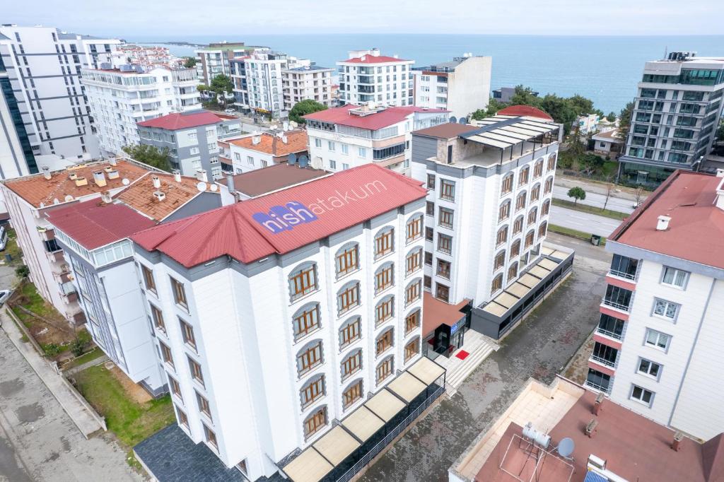 une vue aérienne sur une ville avec des bâtiments dans l'établissement Nish Atakum Otel, à Atakum