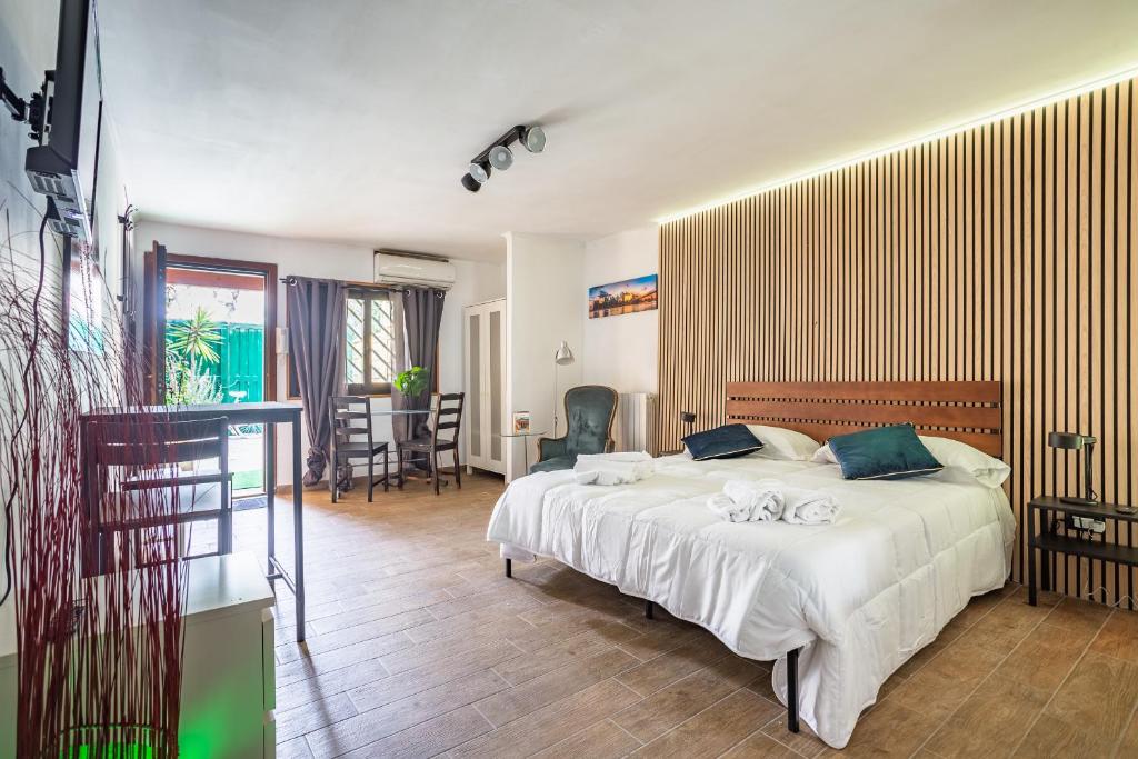 Una cama o camas en una habitación de -The rock- Garden and express train city center