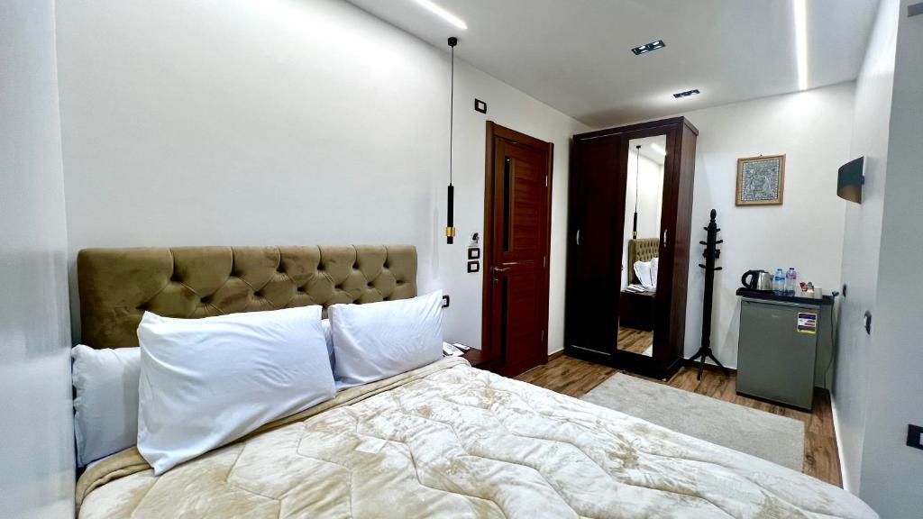 Postel nebo postele na pokoji v ubytování White Pyramids inn