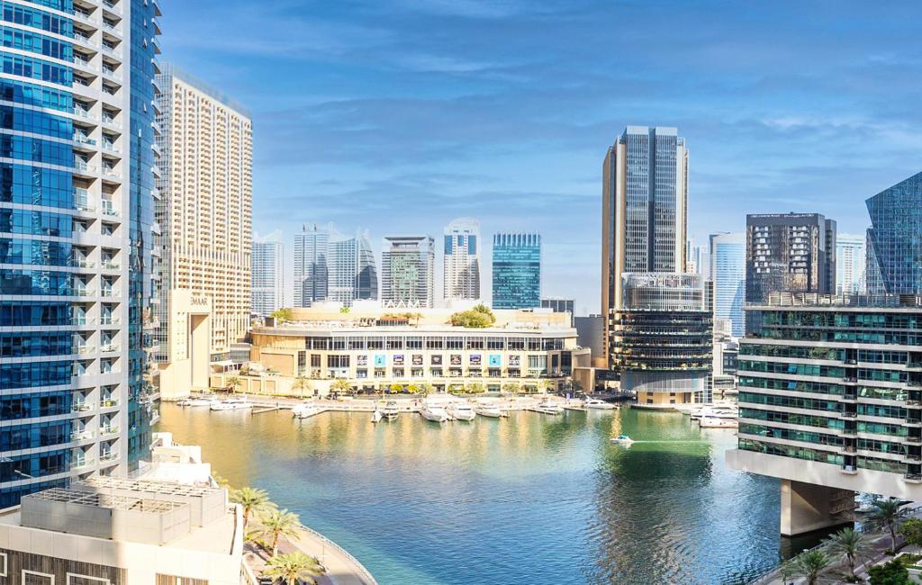 - une vue sur une ville avec une rivière et des bâtiments dans l'établissement Bahar Residence, JBR, Dubai Marina, à Dubaï
