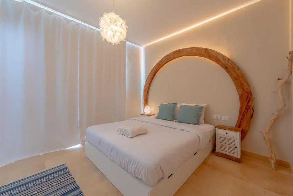 Postel nebo postele na pokoji v ubytování Mangroovy - Spacious Boho 2 BR Pool view