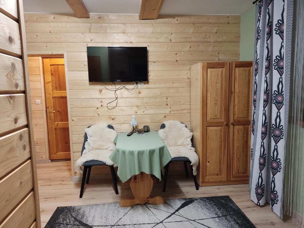 TV a/nebo společenská místnost v ubytování Apartamenty u drwala
