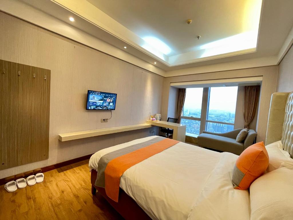 Postel nebo postele na pokoji v ubytování HT Legend Hotel Changgang Metro Station Exit F -Direct to Canton Fair