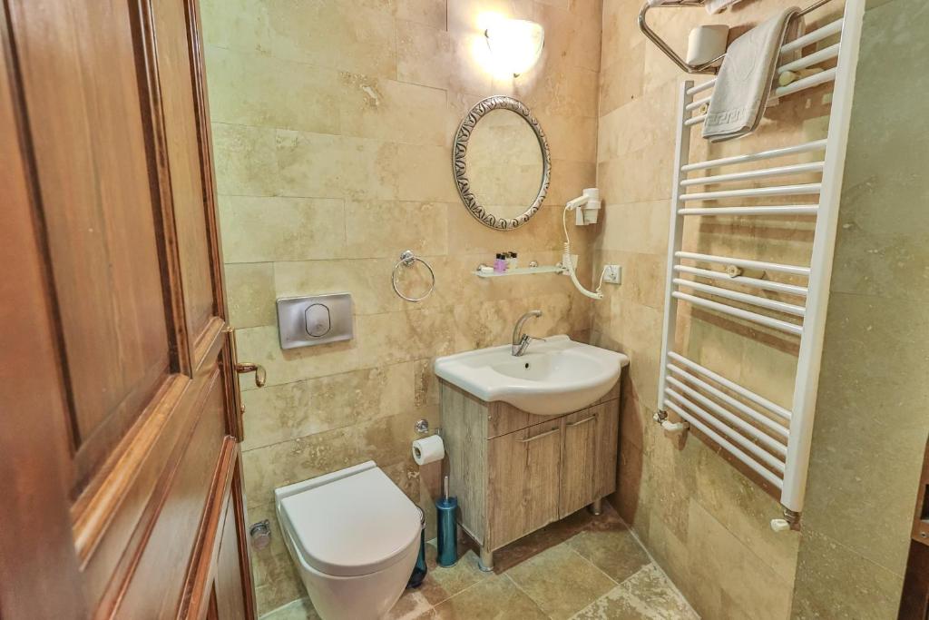 Bedrock Cave Hotel - 14