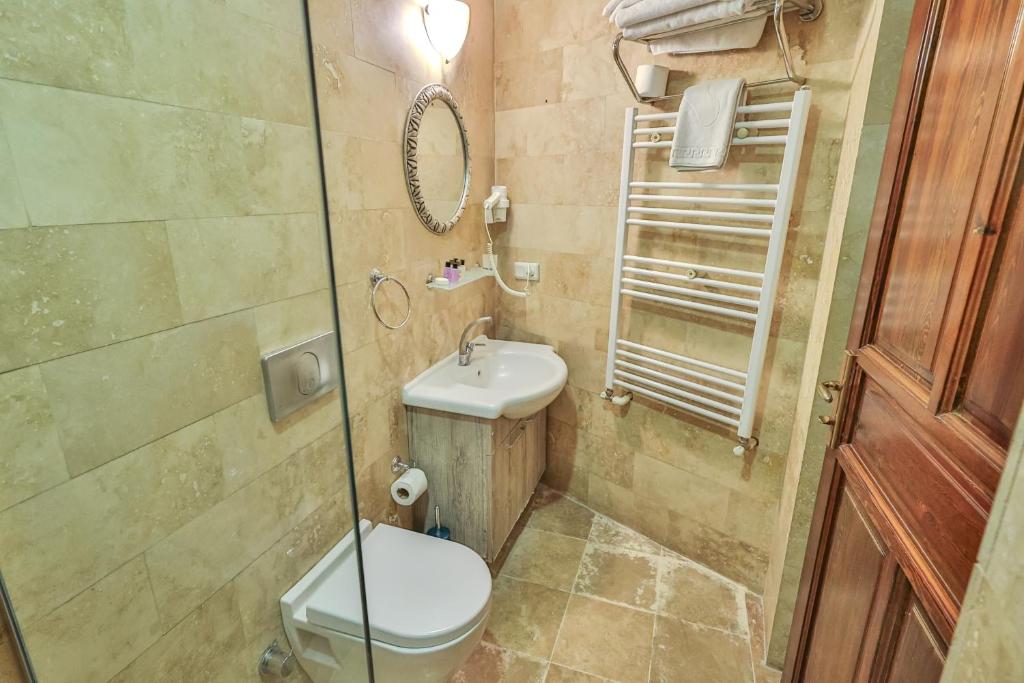 Bedrock Cave Hotel - 13