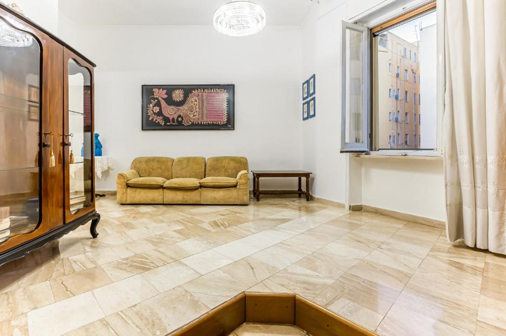 sala de estar con sofá y ventana en Cagliari - Central & Roomy Apartment with Balcony!, en Cagliari
