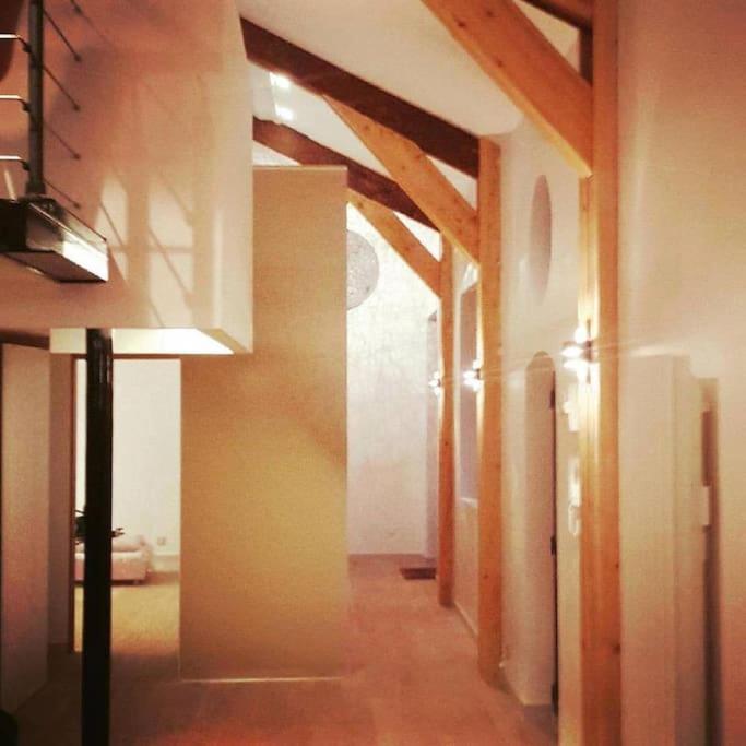 un couloir vide dans un bâtiment doté de plafonds en bois dans l'établissement Loft proche Paris, Charpente apparente, à Pantin