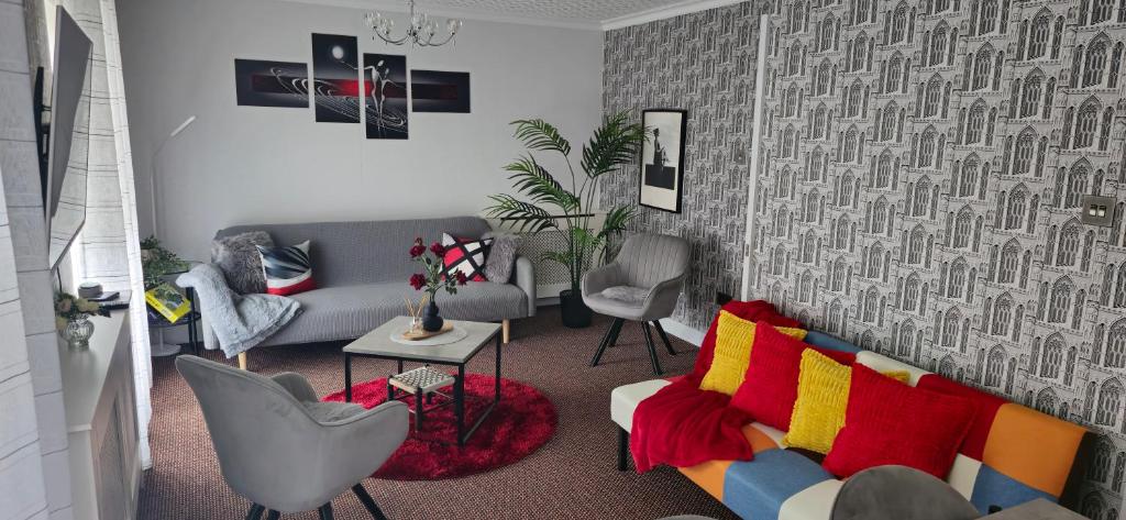een woonkamer met een bank en stoelen bij 5 Min Away From City Centre in Manchester