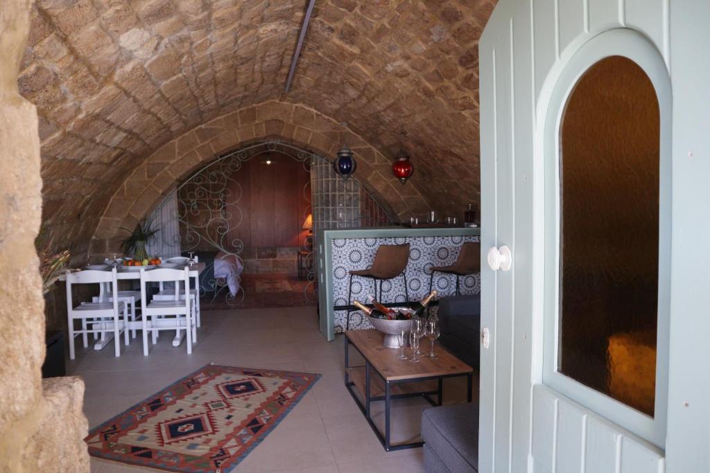 cocina y comedor con mesa y sillas en Bab El Mina guest house Byblos en Jbeil