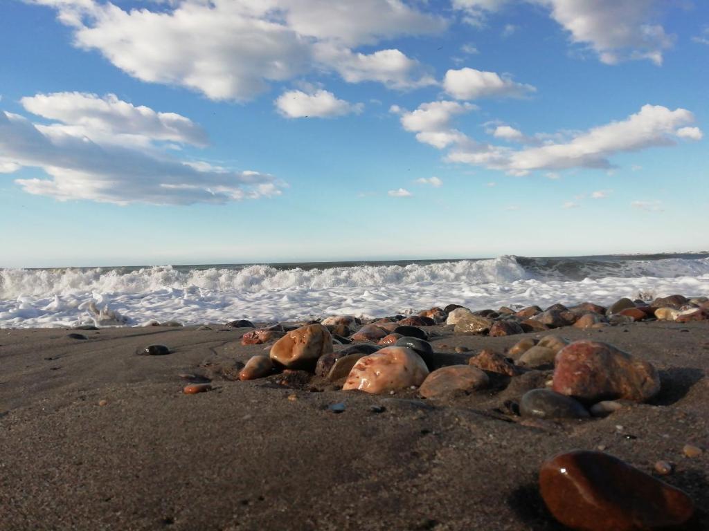 eine Gruppe Felsen an einem Strand in der Nähe des Ozeans in der Unterkunft Casa Paraiso in Almería