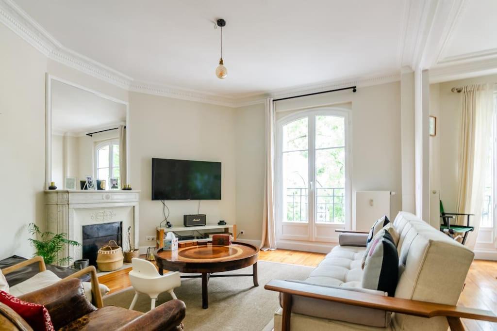 un salon avec un canapé et une table dans l'établissement Appartement en bord de Seine, à Paris