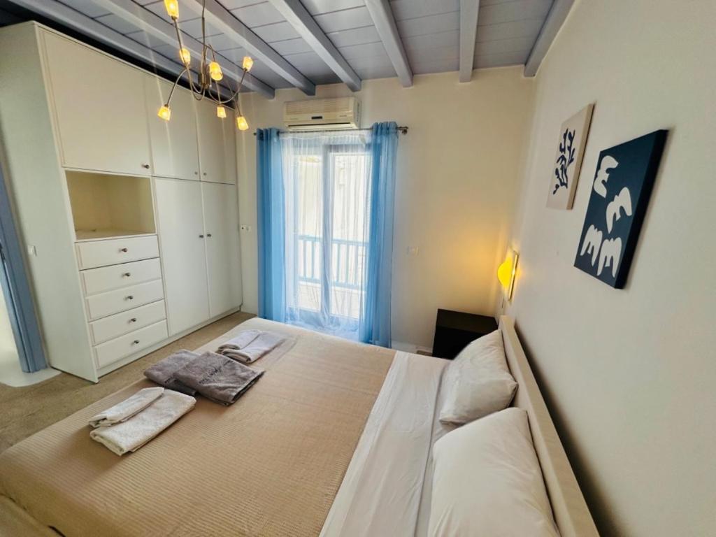 una camera da letto con un letto e due asciugamani di Aphrodite sunshine suite a Mykonos Città