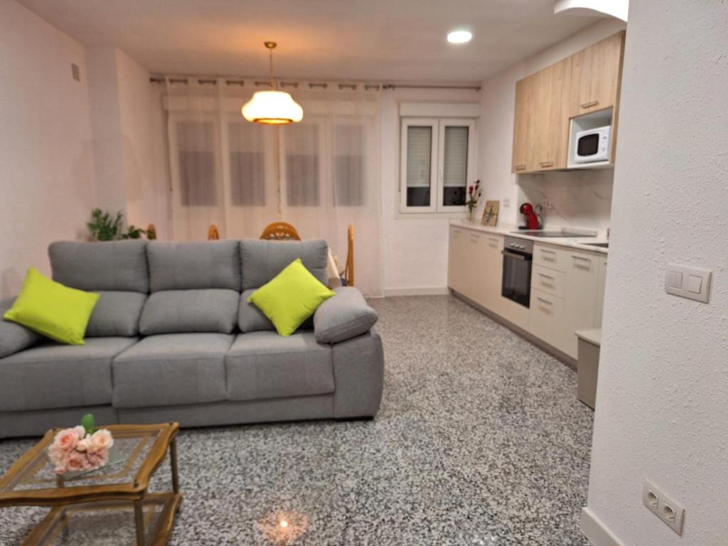 ein Wohnzimmer mit einem Sofa und einer Küche in der Unterkunft Orisol in Vinarós