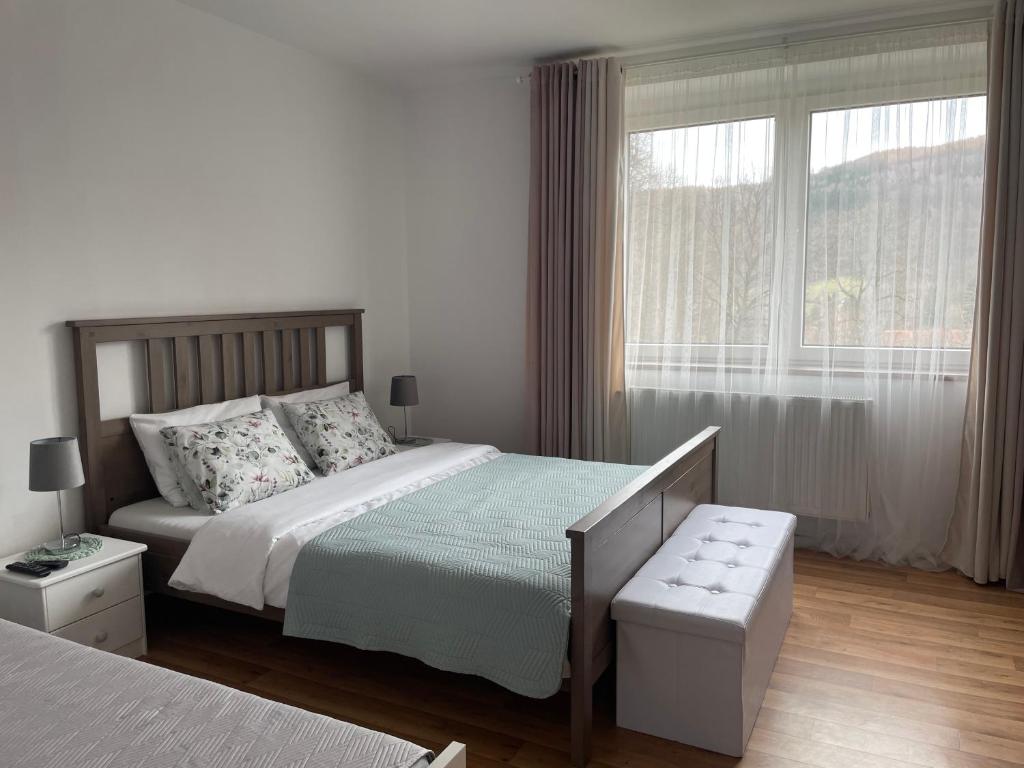 sypialnia z dużym łóżkiem i oknem w obiekcie Apartamenty AGAT w mieście Pieszyce