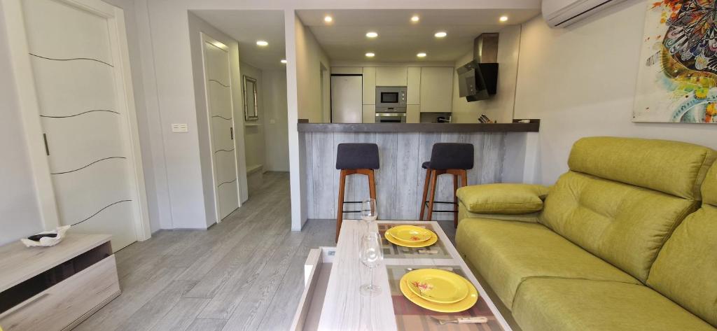 un soggiorno con divano e tavolo di Fantástico Apartamento en Torremolinos a Torremolinos