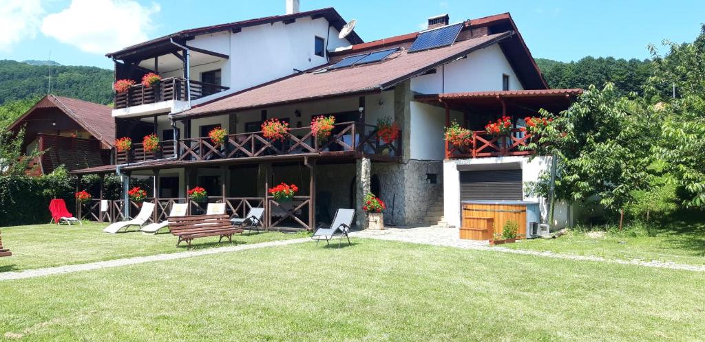 um edifício com um banco à frente em Cabana Poiana Galdei em Poiana Galdei