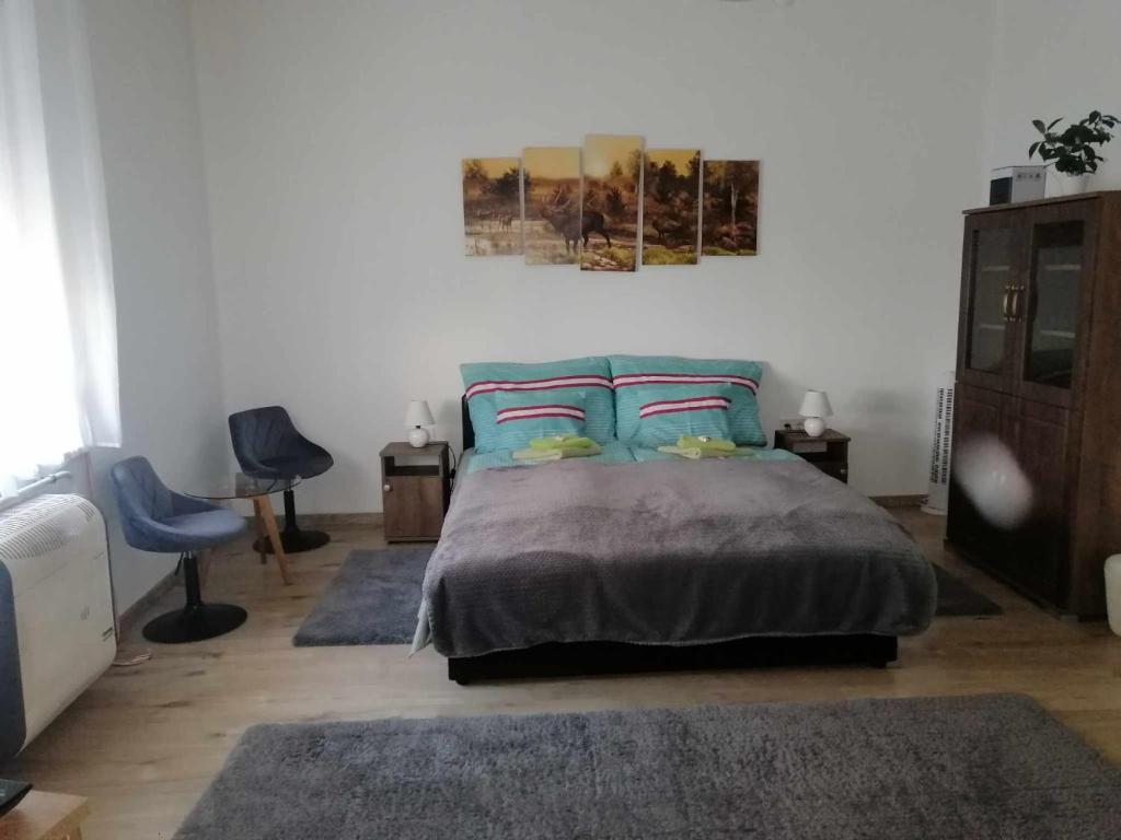 um quarto com uma cama e duas almofadas em Kossuth Vendégház em Mátraderecske