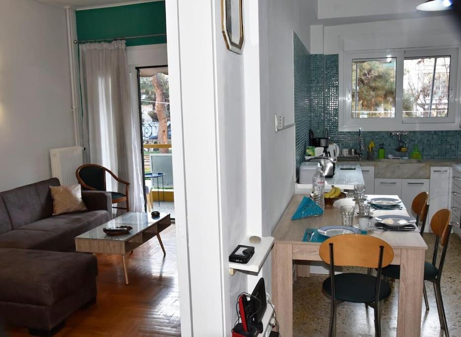 een keuken en een woonkamer met een tafel en een bank bij Apartment near Acropolis in Athene