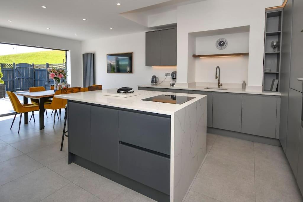 Køkken eller tekøkken på Dexters Den - Sea views, yards from Beach