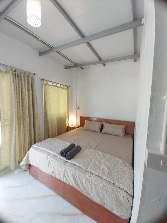 - une chambre avec un grand lit dans l'établissement AiOonHomestay, à Ban Bang Bao