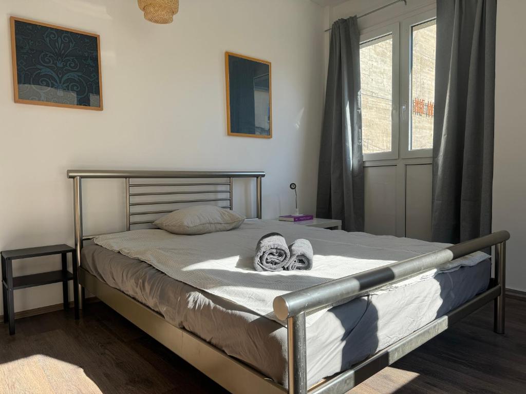 um quarto com uma cama com duas toalhas em 82m2 - 4 Zimmer mitten in Hagen - huge open space em Hagen