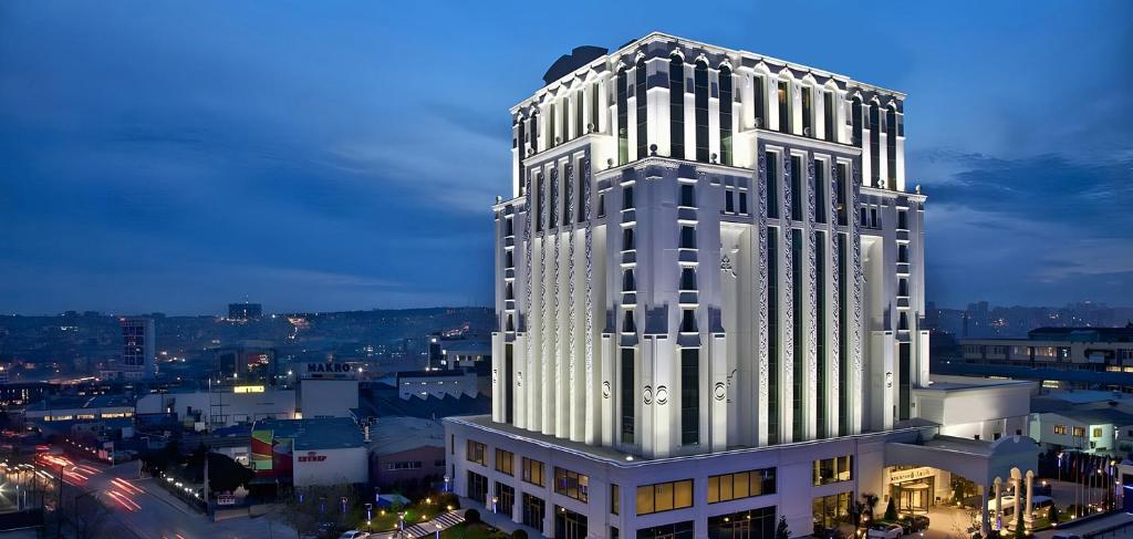 イスタンブールにあるRotta Hotel Istanbulの窓が多い白い高い建物