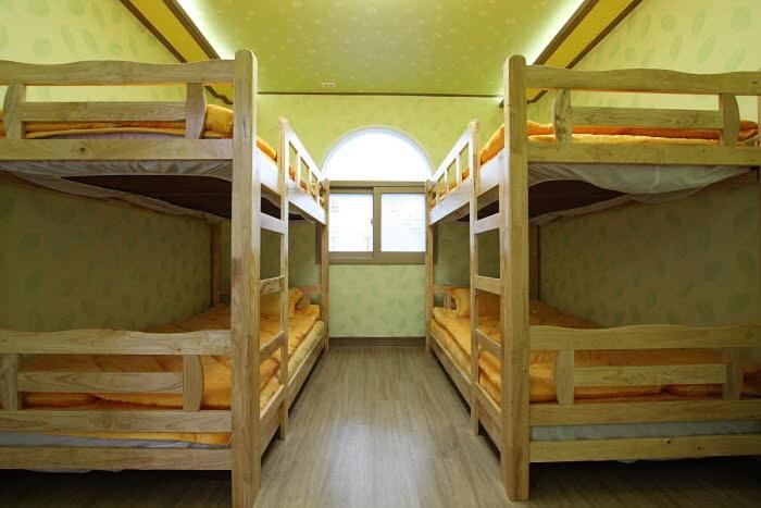 um quarto com 4 beliches e uma janela em Gyeongju Friend Guesthouse em Gyeongju