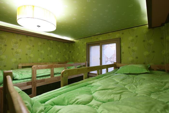 Postel nebo postele na pokoji v ubytování Gyeongju Friend Guesthouse