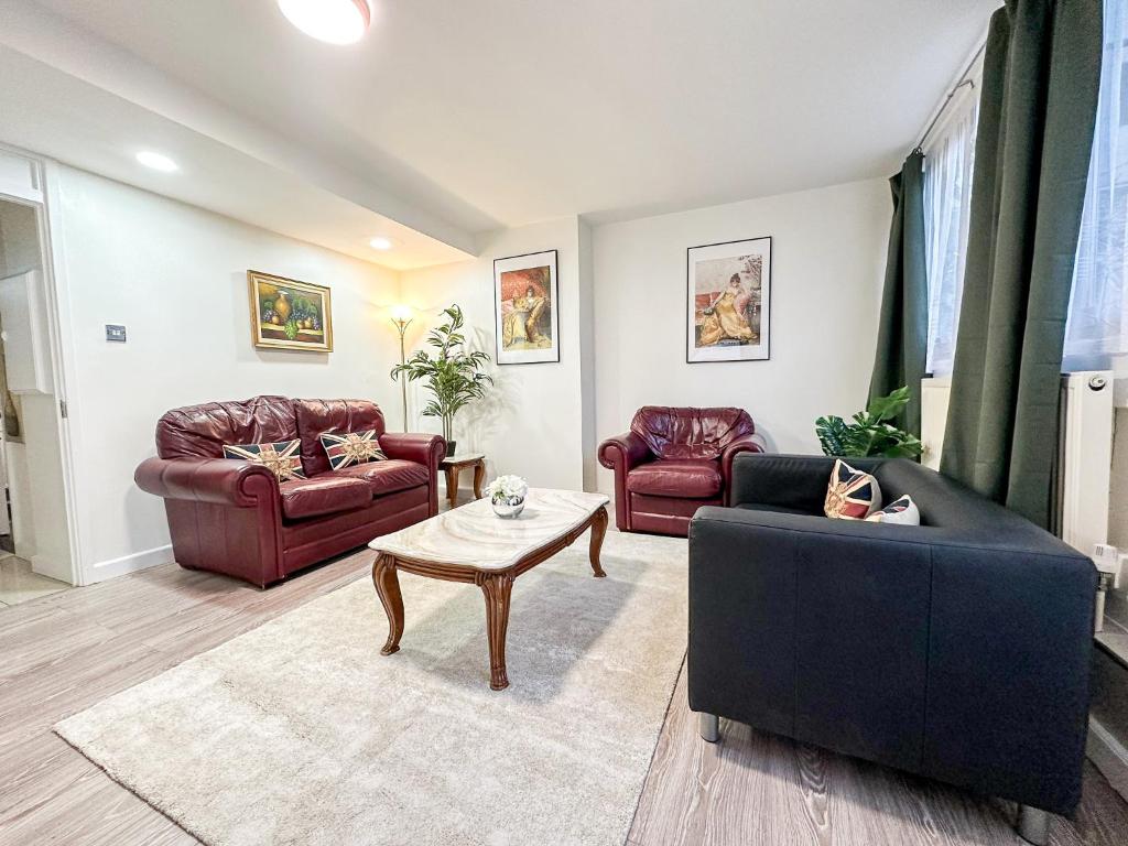 ein Wohnzimmer mit 2 Sofas und einem Couchtisch in der Unterkunft Modern 3Bedroom 3 Bathroom Apartment with Private Garden- Maida Vale in London