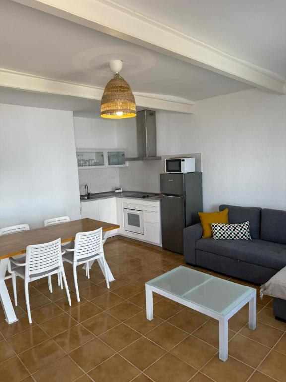 sala de estar con sofá azul y mesa en Apartamento Chapaleta, en Caleta de Sebo