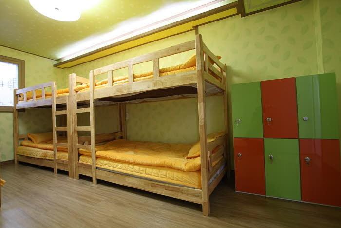 Postel nebo postele na pokoji v ubytování Gyeongju Friend Guesthouse