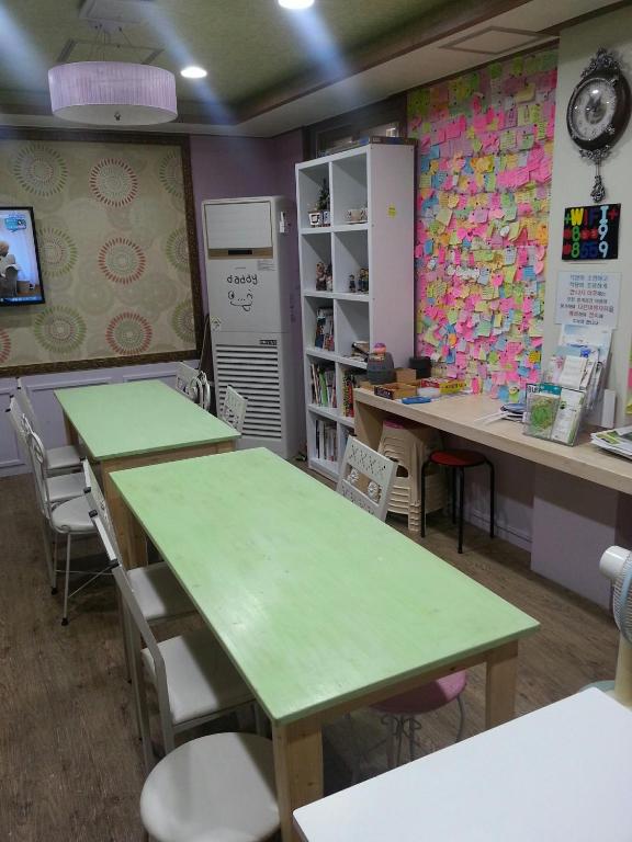TV a/nebo společenská místnost v ubytování Gyeongju Friend Guesthouse