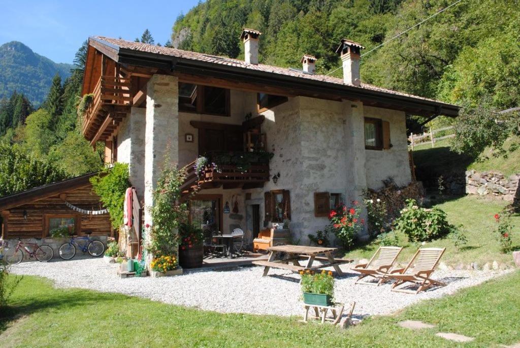 a house with a table and chairs in front of it at B&B Villa Ca'Praja in Daone
