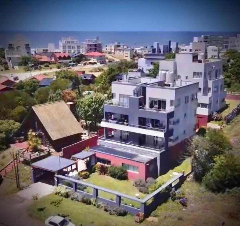 una vista aérea de un gran edificio blanco en Apart Costa Mediterránea en Villa Gesell