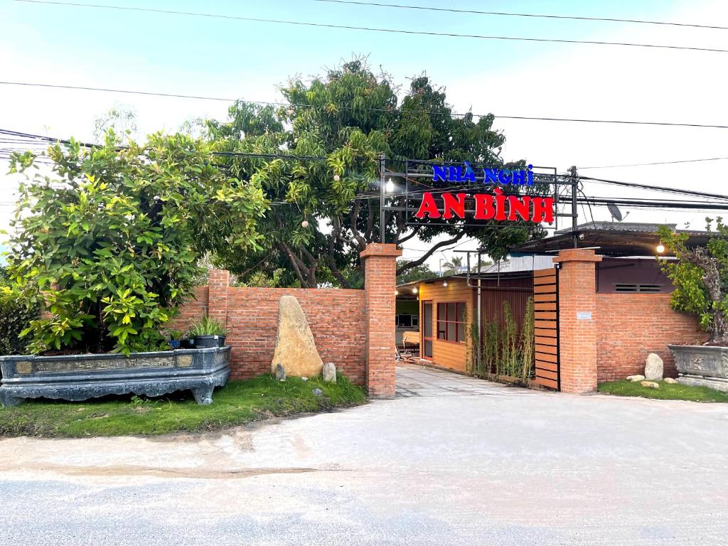 un edificio de ladrillo con un letrero que lee anatown en Motel An Bình en Dien Khanh